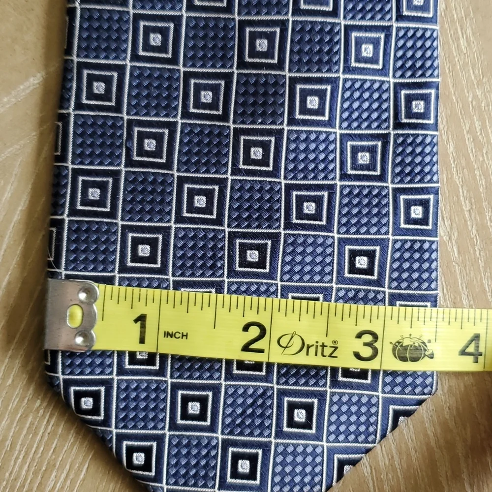 Kenneth Robert's platinum silk necktie - Picture 6 of 6
